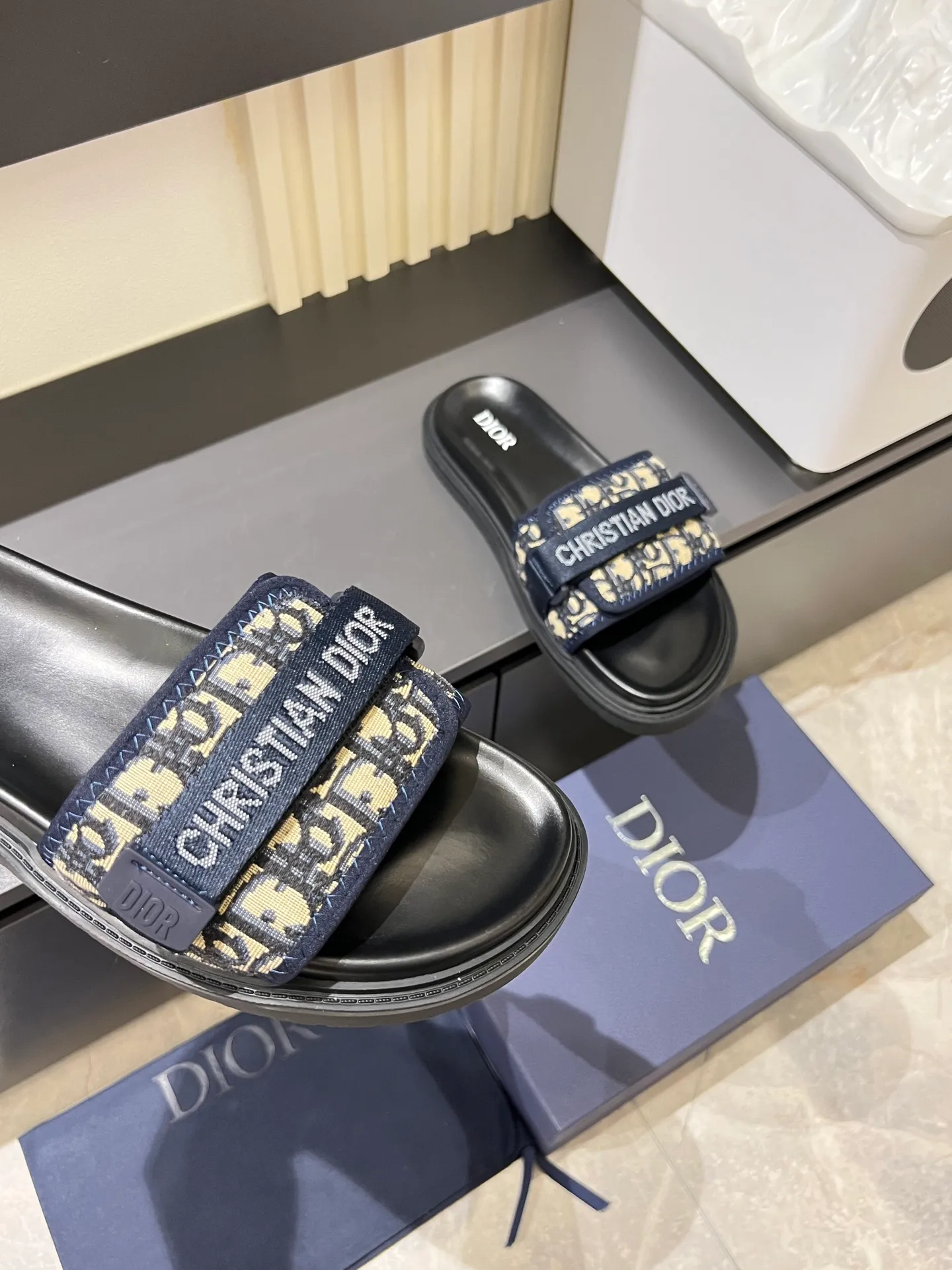 Men's men's shoes 💰p300 Size 38-45 Dior Dior's latest H-Town series Oblique thick sole slippers sandals Original purchase development and production This Dior H-Town sandals pay tribute to the classic logo of sports style and highlight Dior's high-end spirit. Crafted from black rubber with a beige and black Oblique printed upper, it's accentuated with tonal calfskin details. The rubber sole incorporates a variety of elements and is embellished with the Dior logo for a refined, futuristic look. Can be worn with shorts or jeans. Comes with exquisite packaging at the counter 🛍📦 ▪️ Fabric: Original customized imported Oblique embroidery ▪️ Lining: Imported soft sheepskin ▪️ Sole: Original molded ultra-light foam material ▪️ Bottom thickness: 4CM